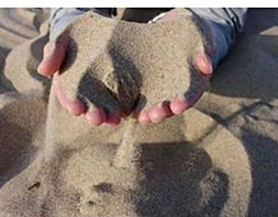 mani-nella-sabbia